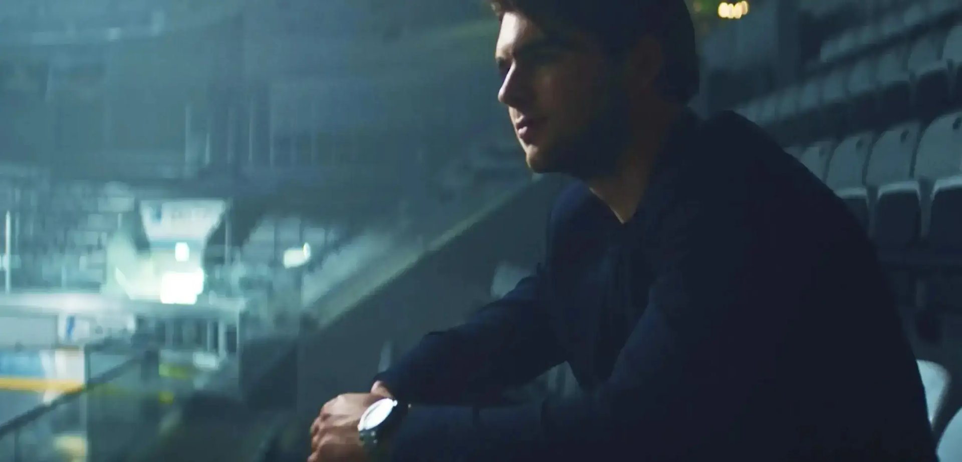 Nico Hischier auf einer Eishockey-Tribüne.