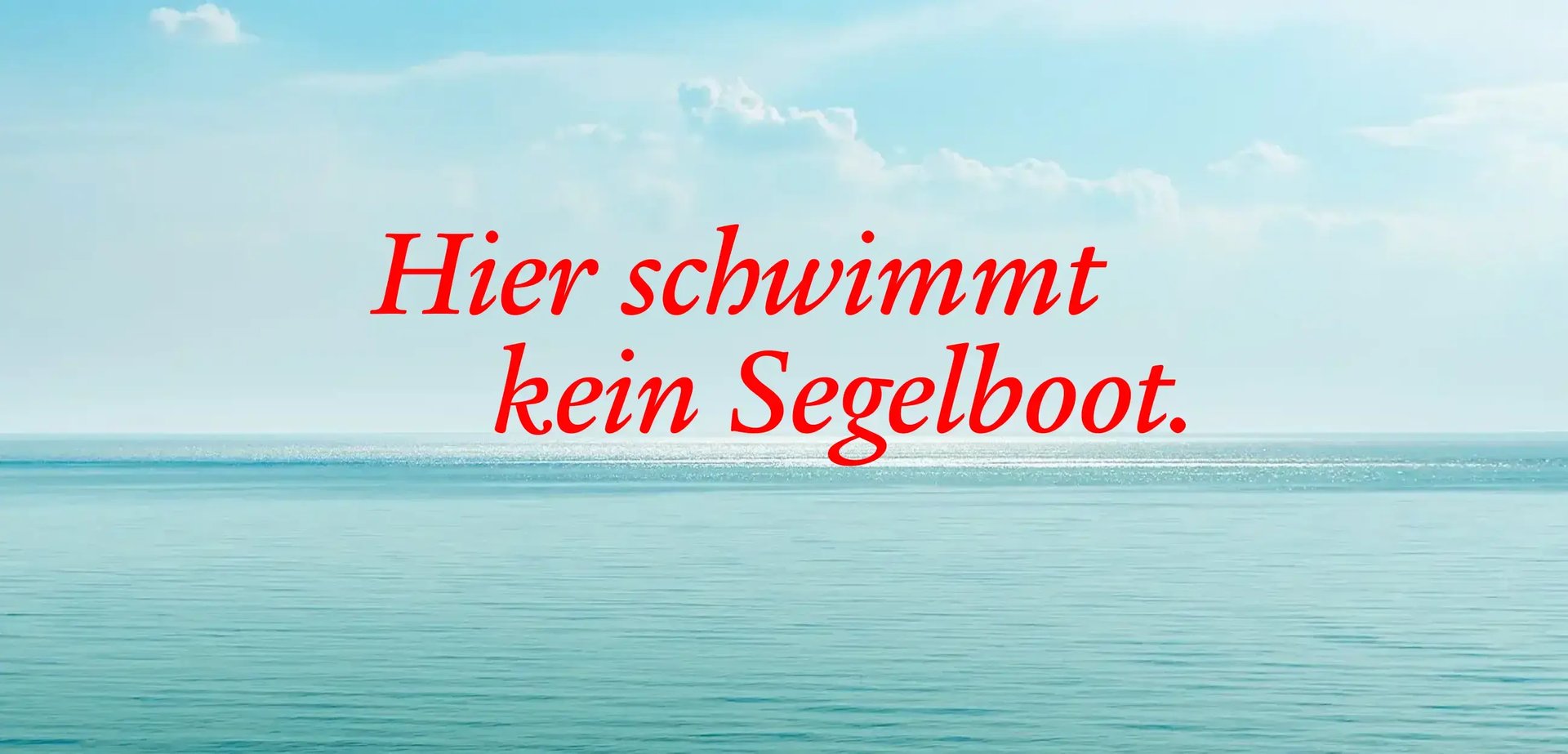 Das Meer und der Himmel am Horizont.