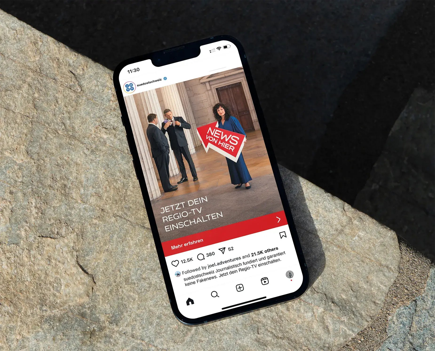 Instagram-Ad von der TELESUISSE-Kampagne, auf welchem im Hintergrund zwei Politiker zu sehen sind und eine Frau im Vordergrund, die mit einem Schild in Form eines Pfeils auf die Politiker zeigt. Auf dem Pfeil steht "News von hier".