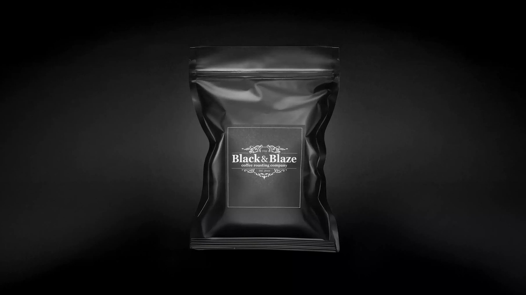 Eine Verpackung von Black&Blaze-Coffee auf schwarzem Hintergrund.