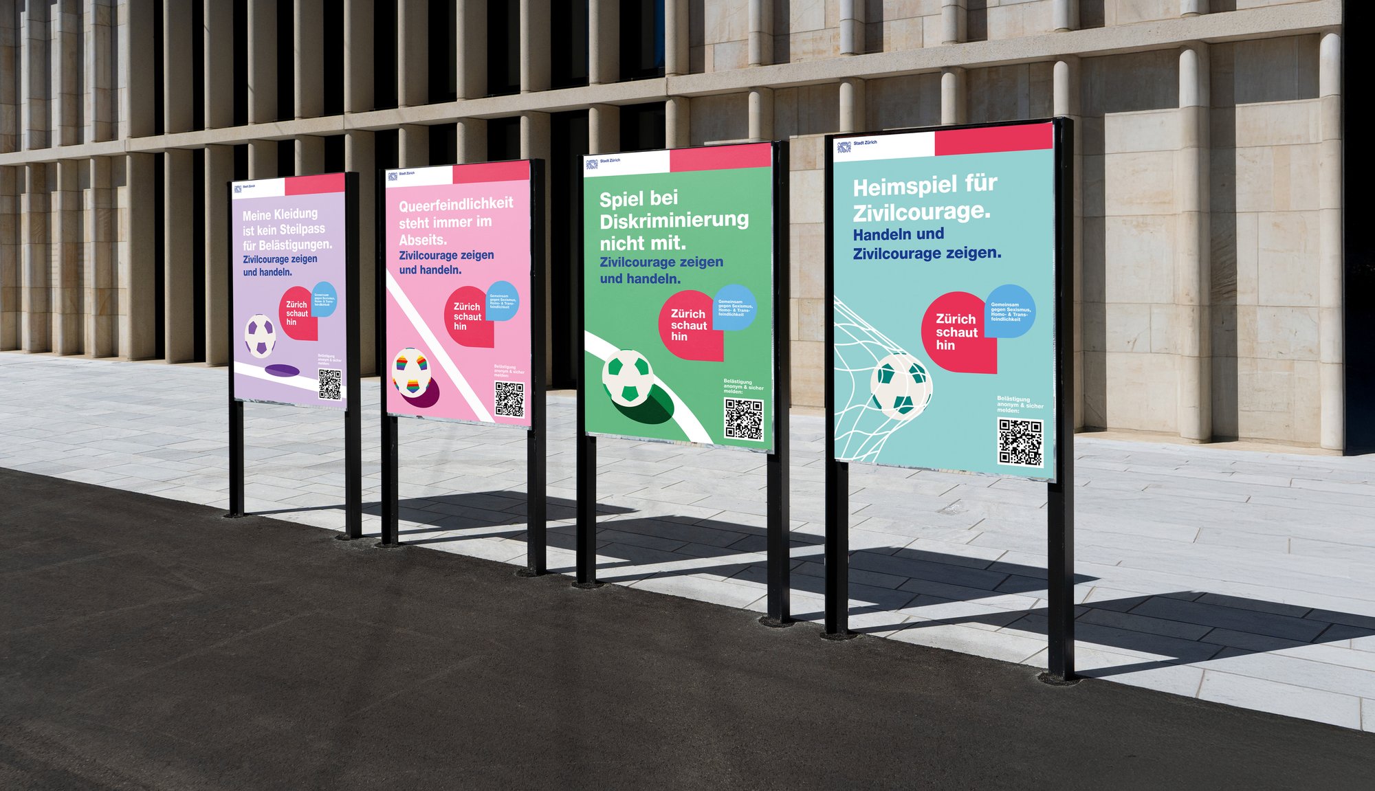 Vier Plakate der Kampagne stehen nebeneinander.